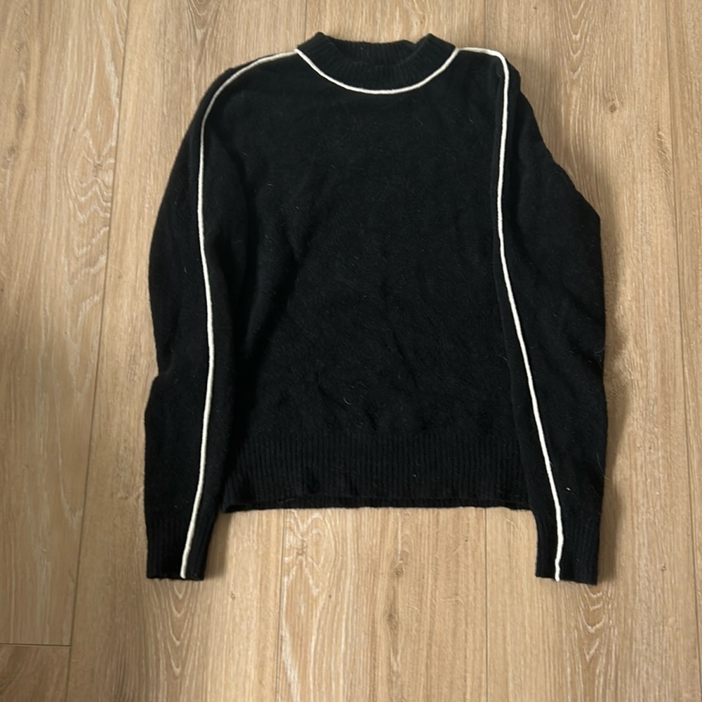 Long sleeve wool sweater in black